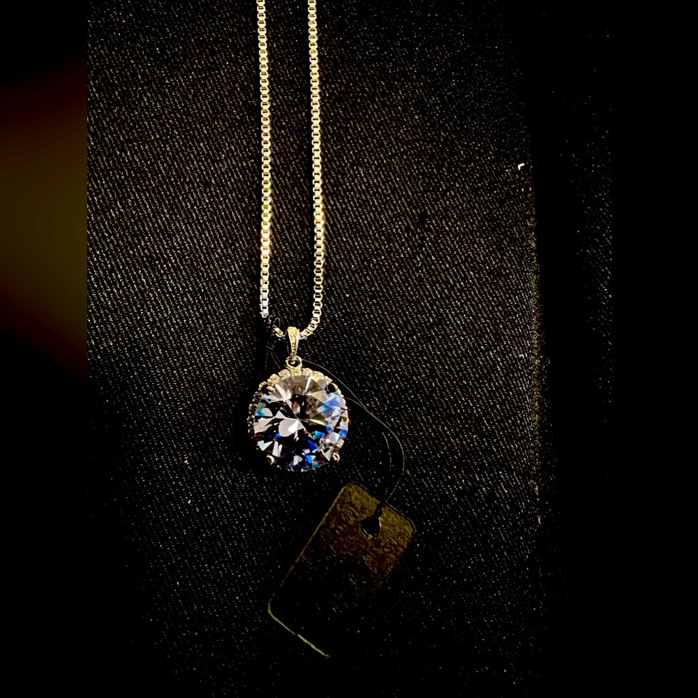 Brand New 18k 10.00CT Moissanite Diamond pendant